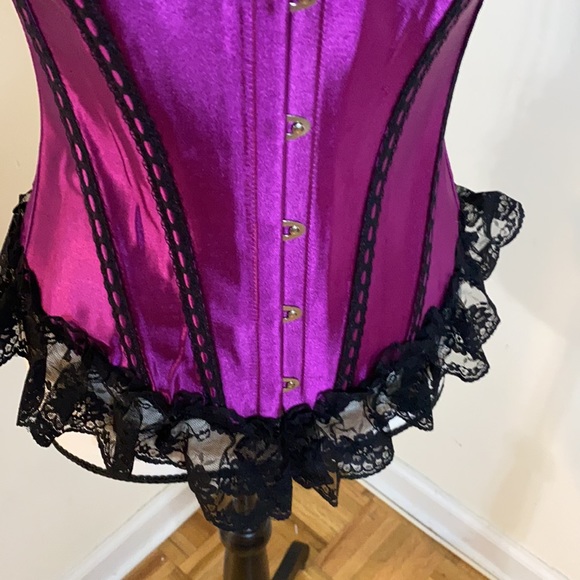 Magenta and black lace corset - Picture 3 of 7